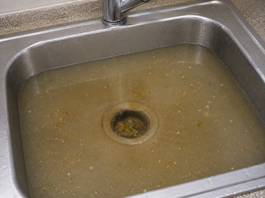 Aynı eviye açıldıktan sonra: su süzgeçten serbestçe akıyor, lavabo temiz