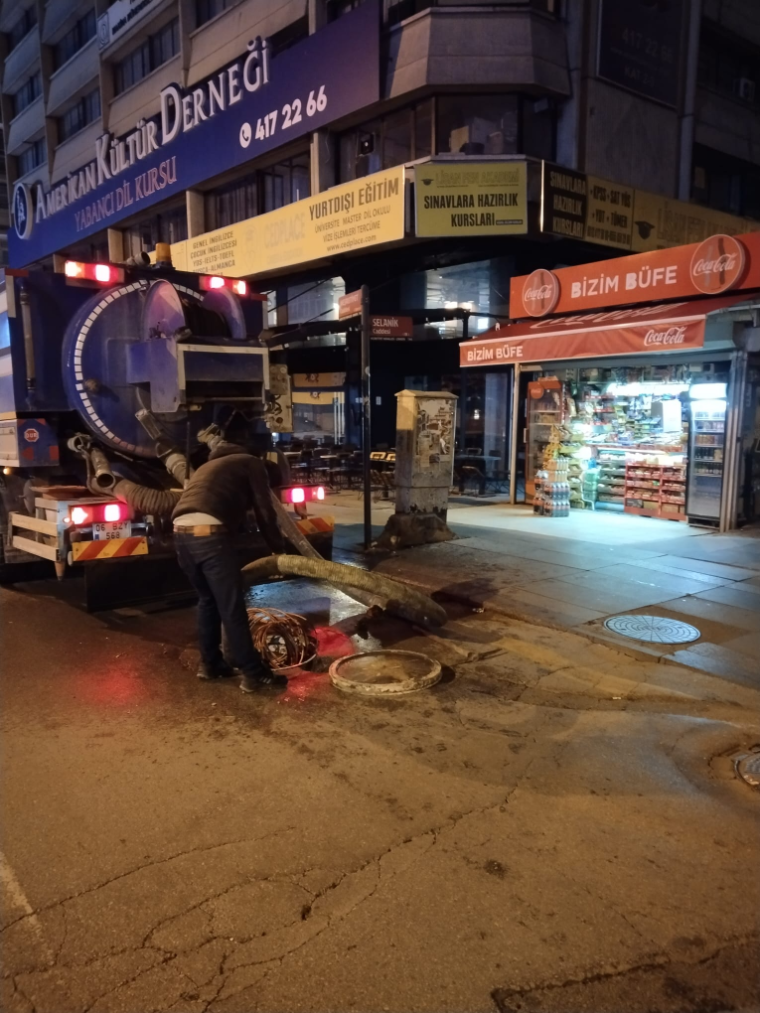 Vidanjör aracı gece Selanik Caddesi'nde logar boşaltıyor