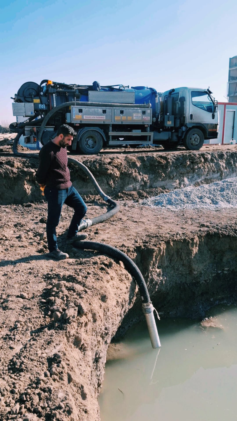 Şantiye temel kazısında biriken suyun vidanjörle tahliyesi